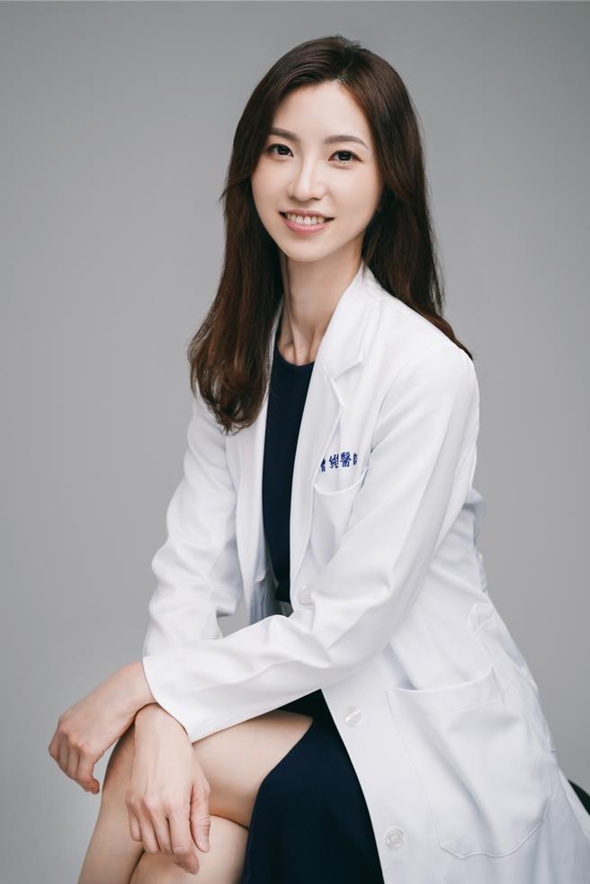 美女眼科醫師曹維珊表示眼中風可能會有失明風險。（高市阮綜合醫院曹維珊醫師提供／楊舒婷高雄傳真）