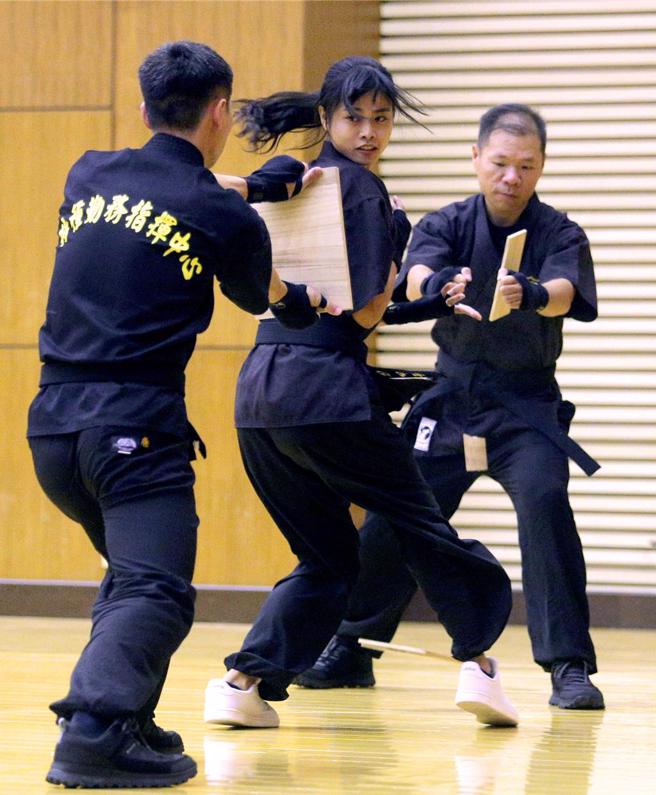 国安局特勤中心9日举行代号「安维8号」的「第16任总统、副总统候选人安全维护专精训练结训暨编成典礼」，特勤人员展示战技训练成果。(中时资料库)