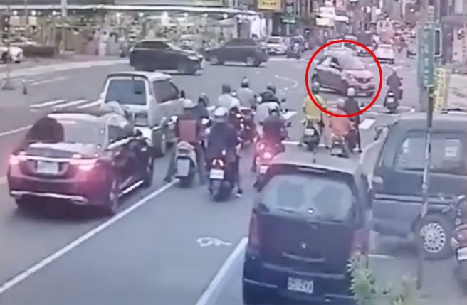 高雄高姓女子新富路左转后准备倒车，没想到疑似神体不适，造成车子疯狂「倒退噜」。(影片翻拍)