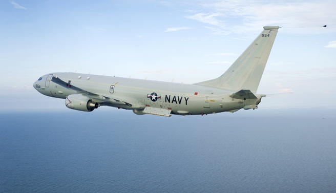 一架海军P8-A海神式海上巡逻机20日下午衝出位在夏威夷的陆战队基地，最终坠入海湾。（资料照／美国军方）