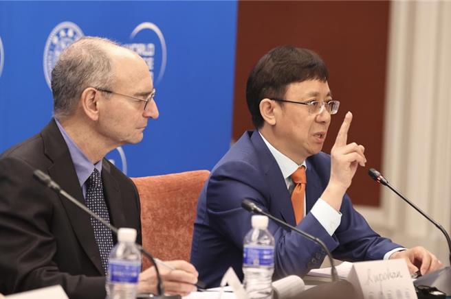 大陸復旦大學國際問題研究院院長、美國研究中心主任吳心伯（右）撰文表示，鑒於中美關係在終極目標上難以達成共識，「穩定」確乎是現階段管理兩國關係的當務之急。（中新社資料照片）