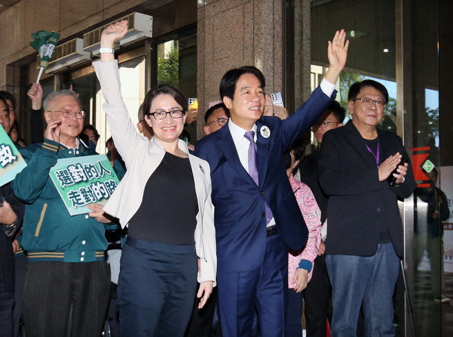 民進黨總統參選人賴清德（右二）及副總統參選人蕭美琴（左二）21日前往中選會登記，受到支持民眾熱烈歡迎。（范揚光攝）