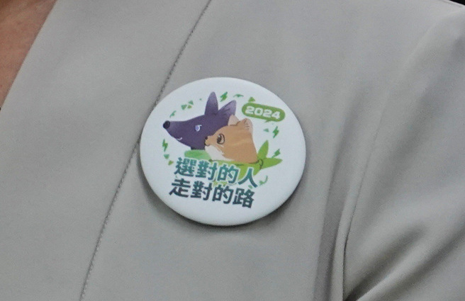 民進黨正、副總統參選人賴清德、蕭美琴21日前往中選會登記，蕭身上別了一個貓狗徽章。（姚志平攝）