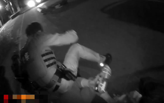 员警将该名逃逸的阮姓驾驶压制上铐。（图 / 刘咏韵翻摄）