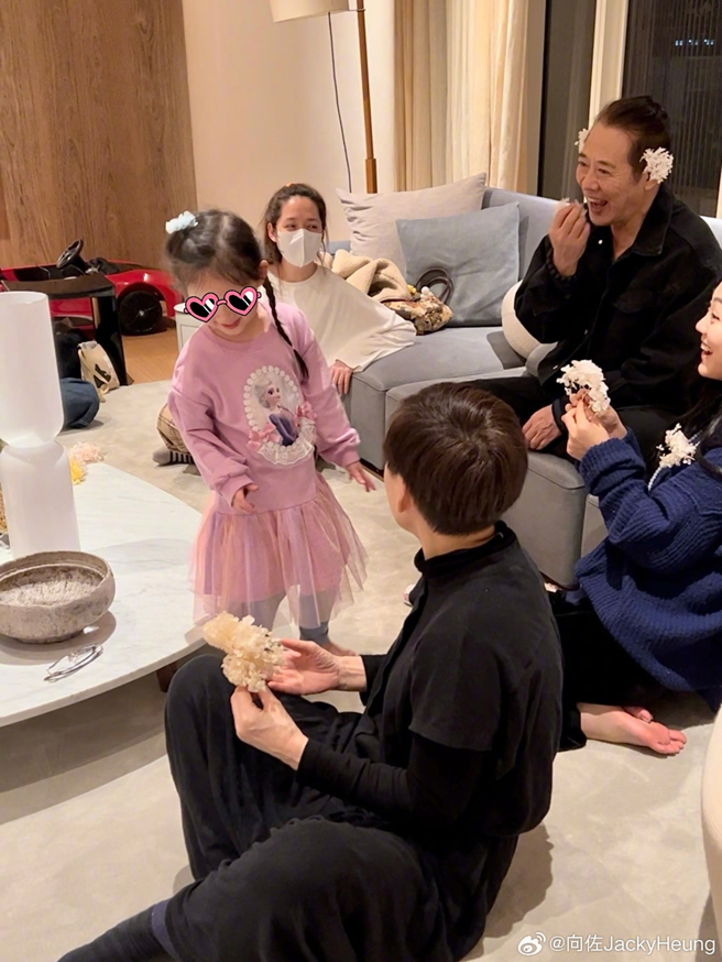 李連杰和女兒Jane到向佐家聚會，郭碧婷也現身。（圖／翻攝自向佐JackyHeung微博）