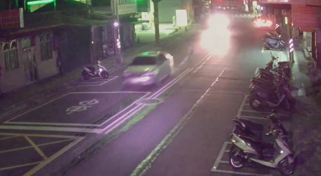 警以车追人40mins。（图 / 刘咏韵翻摄）