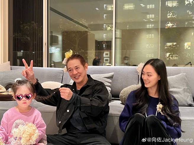 李連杰跟向佐3歲女兒玩樂。（圖／翻攝自向佐JackyHeung微博）