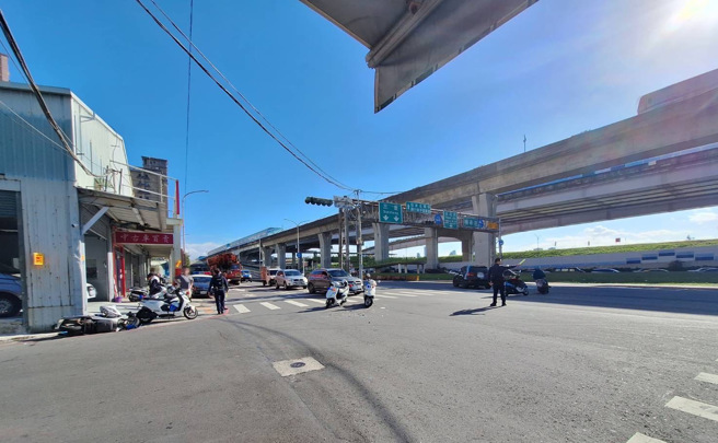 左转汽车疑因未礼让对向直行机车，双双于路口发生碰撞。（图 / 刘咏韵翻摄）