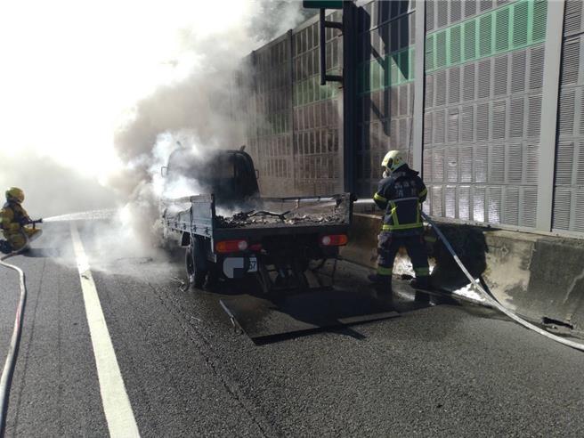 国道1号南向354.2公里楠梓路段处于11月21日上午9时20分发生火烧车意外，消防局人员获报到场扑灭火势。（翻摄照片／林瑞益高雄传真）