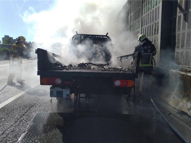 国道1号南向354.2公里楠梓路段处于11月21日上午9时20分发生火烧车意外，这辆租用小货车几乎烧成废铁。（翻摄照片／林瑞益高雄传真）