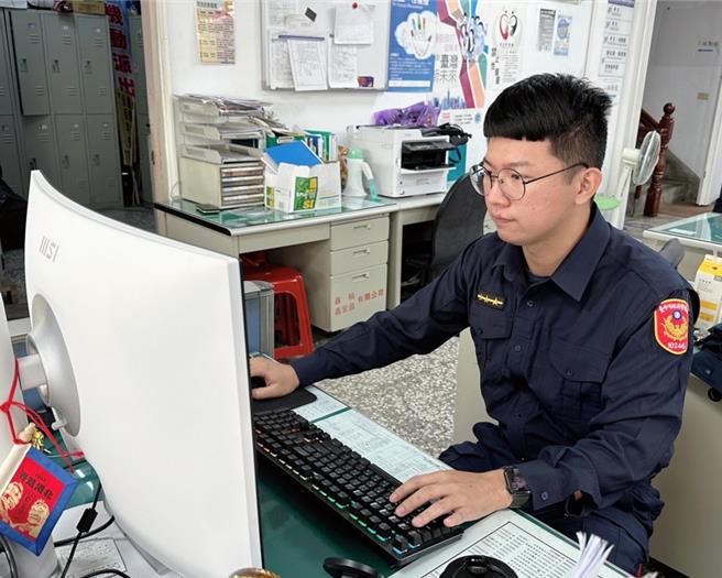 台中市清水警分局梧栖分驻所员警杨家明表示，能协助离散的亲人或朋友团聚让他觉得很感动也很有成就感。（清水警分局提供／张妍溱台中传真）