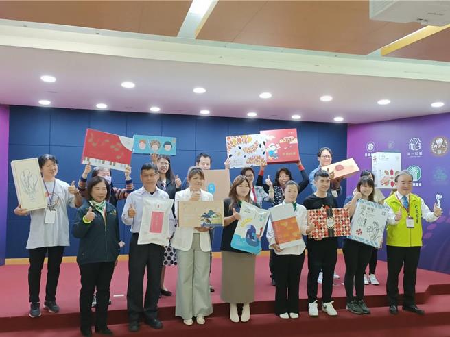 农粮署今（21）日举办「112年国产包装食米暨米食制品品牌形象辅导计画」成果发表记者会，左一是农粮署署长胡忠一。（简立欣摄）