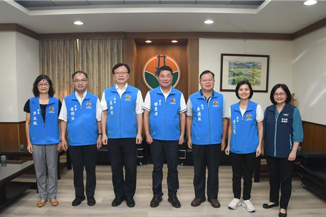 交通界奥斯卡金安奖日前颁奖，今年苗栗县首安团队获奖9项，苗栗县长锺东锦亲自接见嘉勉。（苗栗县警局提供／谢明俊苗栗传真）