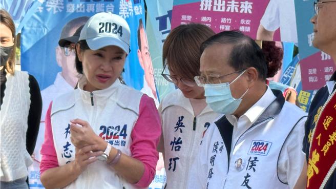 国民党智库执行长柯志恩（左）今扮演「母鸡」，陪同国民党高雄7名立委参选人联合登记造势。（柯宗纬摄）