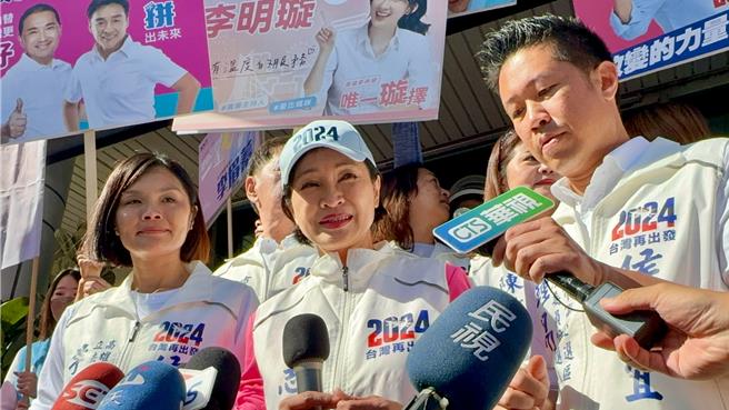 蓝白合陷僵局，传出国民党拟定备案将推「侯柯配」，意即总统参选人侯友宜搭配智库执行长柯志恩（前中）参选。今（21）日柯志恩认了，蓝营人选有很多备案。（柯宗纬摄）