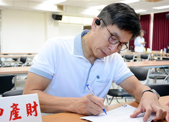 争取连任的民进党立委锺佳滨，21日上午在支持者陪同下完成登记。（林和生摄）