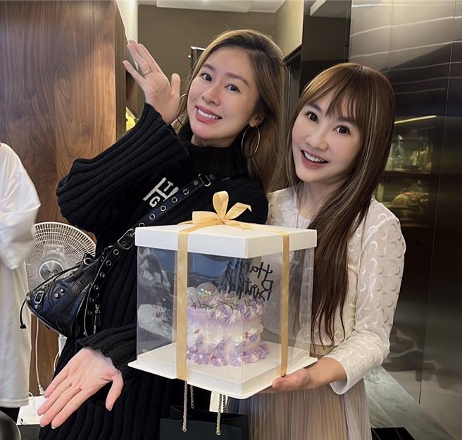 王宥忻(右)日前举办生日派对，好友张棋惠出席。(固力狗提供)