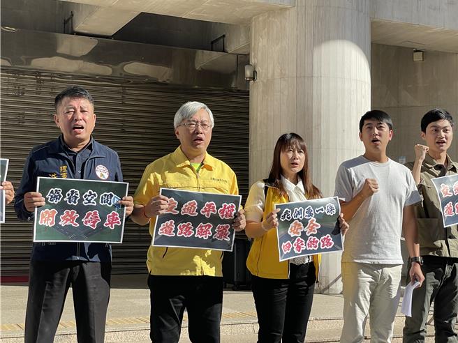 中华民国大型重机经营同业全国促进会偕同台湾机车路权促进会、台湾交通安全协会等民间团体，21日前往立法院群贤楼前表达诉求，要求交通部开放大型重机行驶国道。（蔡亚桦摄）