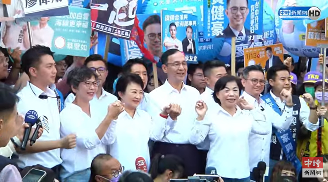 台中市长卢秀燕（中）、民眾党立委候选人蔡壁如（左）、国民党主席朱立伦（右）一同握手打气。（图取自中时新闻网YT）