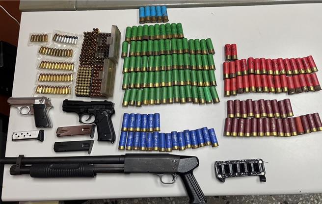 警方17日持搜索票查缉，发现屋内火力十足，黄共藏2把手枪、1把霰弹枪、共400多发子弹，俨然就是个小型军火库。（翻摄照片／王惠慧新竹传真）