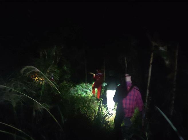 黃姓男子獨自攀登東勢石圍牆山迷途，警方最後順利救出人。（警方提供）