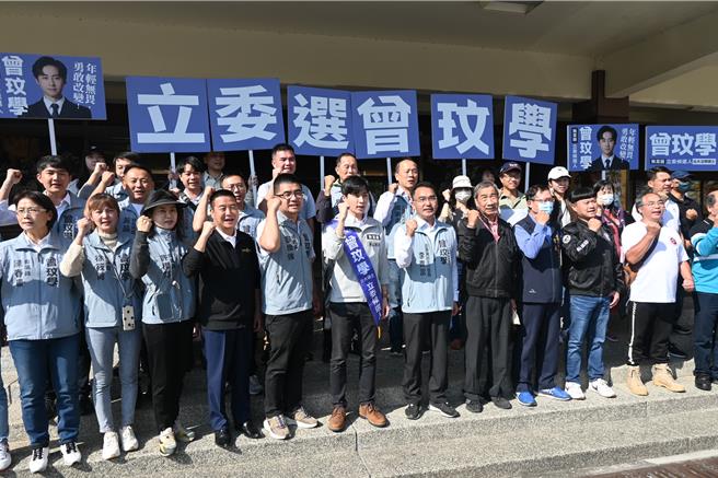 眾人为曾玟学加油打气。（李京升摄）