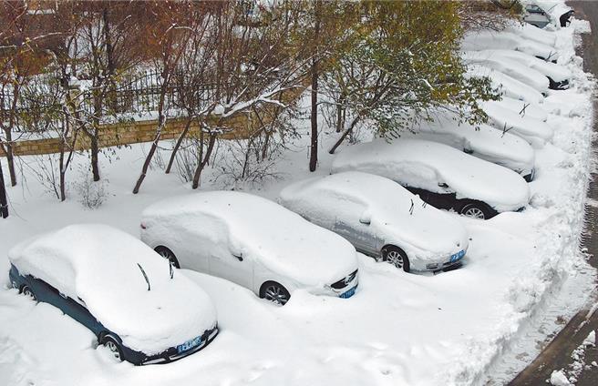 大陸中央氣象台21日連發寒潮、暴雪、大風3預警，指出近日北方將劇烈降溫，東北也會再次遇強降雪。（新華社）