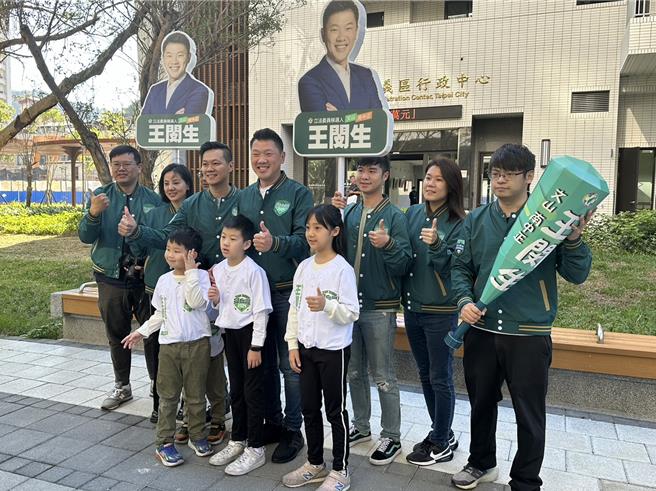 民进党台北市第八选区（文山、南中正）立委参选人王闵生21日前往台北市选委会登记参选，还特别带着儿子，希望在儿子加持下会鸿运当头，夺得胜选。（刘彦宜摄）