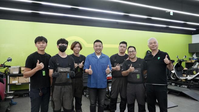 青年局局长张以理（中）走访实习生工作场域，了解实习生实际工作内容。（图片来源：高雄市青年局提供）
