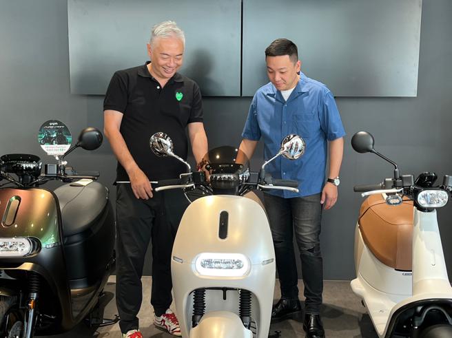 青年局局长张以理（右）与茁壮创能董事长李振玮（左）交流绿能产业发展趋势与人才培育。（图片来源：高雄市青年局提供）
