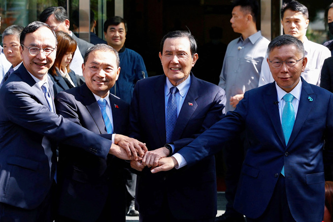 英国广播公司新闻网（BBC）21日刊出题为「台湾在野党注定失败的仓促结婚」一文，指出蓝白合在开始前就已经结束了。图为国民党与民眾党15日进行政党协商后大合照，左起依序为朱立伦、侯友宜、马英九、柯文哲。（图／路透社）