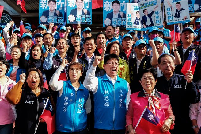争取新竹县第二选区立委连任的国民党林思铭（中）强调，乡亲一定会用选票证明谁是深耕新竹，建设新竹的立委。（罗浚滨摄）