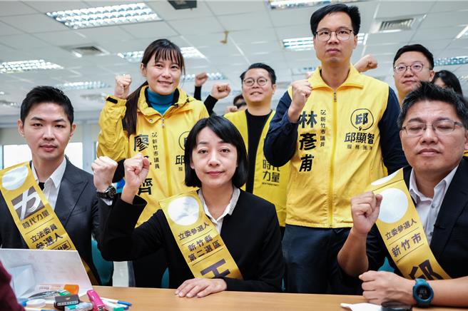 时代力量王婉谕（中）21日完成新竹县第二选区立委候选人登记，指她是唯一有机会击败国民党林思铭。（罗浚滨摄）