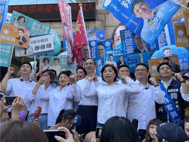 國民黨主席朱立倫、台中市長盧秀燕21日陪同國民黨提名台中8名立委參選人、民眾黨提名蔡壁如聯合登記。（林欣儀攝）