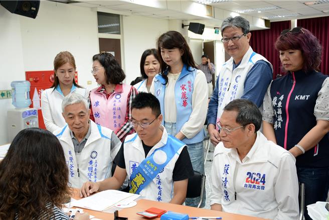 国民党屏东立委一选区参选人黄明贤（前排中），21日上午在党籍民代陪同下完成登记，力拚逆势翻转。（林和生摄）