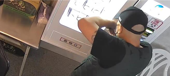 根据监视器画面来看，行窃的男子身穿短上衣，露出手臂上的刺青，穿长裤脱鞋，进到店内徘徊许久，眼看四下无人才行动。（翻摄脸书社团「二林人的大小事」／吴建辉彰化传真）