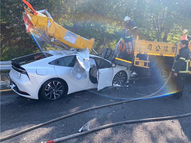 驾车车头全毁。（民眾提供／李京升苗栗传真）