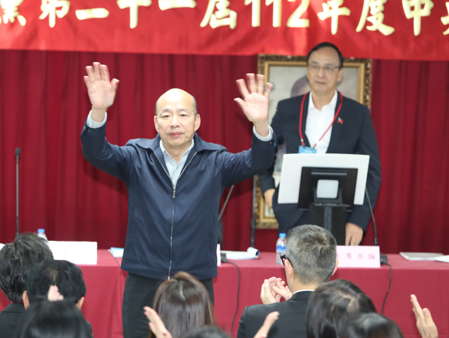 前高雄市长韩国瑜（左）名列国民党不分区立委第一名，国民党主席朱立伦（右）郑重介绍给中央委员。（资料照,郑任南摄）