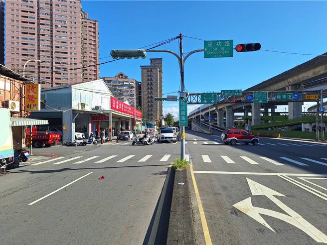 42歲曾姓男子今（21日）上午8時許，開車行經新北市環河南路欲左轉三重區成功路50巷，疑因未禮讓直行車，擦撞49歲黃姓男騎士。（翻攝畫面）