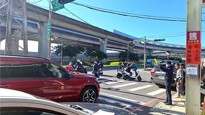 42歲曾姓男子今（21日）上午8時許，開車行經新北市環河南路欲左轉三重區成功路50巷，疑因未禮讓直行車，擦撞49歲黃姓男騎士。（翻攝畫面）