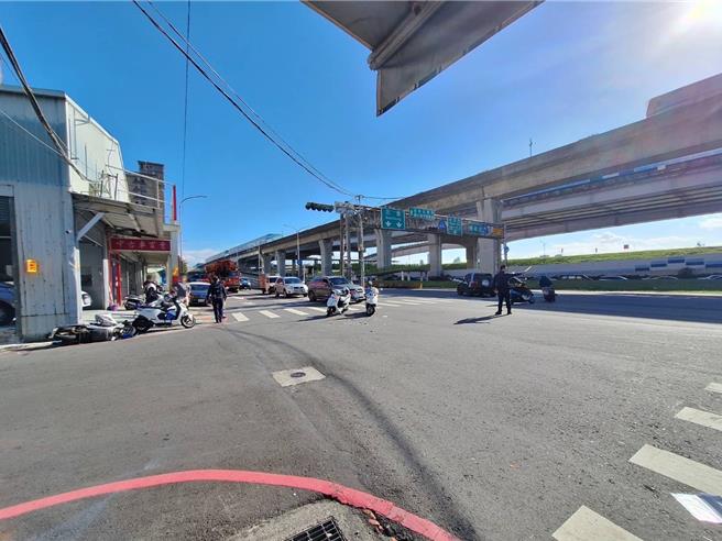 42歲曾姓男子今（21日）上午8時許，開車行經新北市環河南路欲左轉三重區成功路50巷，疑因未禮讓直行車，擦撞49歲黃姓男騎士。（翻攝畫面）