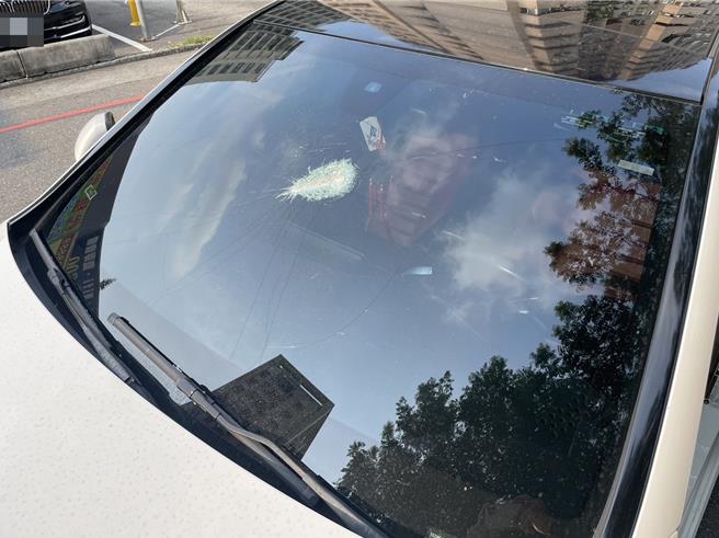 29岁赖嫌因毒品案件遭通缉，日前开着友人的宾士车K毒，遇警拦检，竟催油门、一路违规逃逸。（台中市警二分局提供／冯惠宜台中传真）