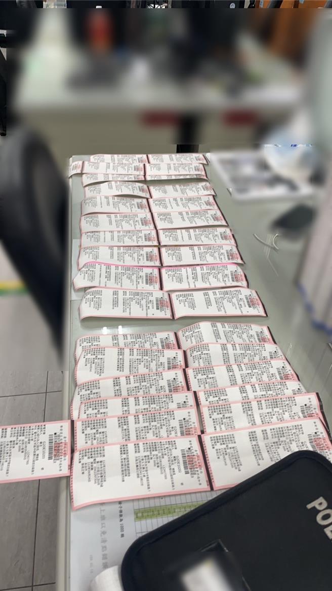 29岁赖嫌前开着友人的宾士车K毒，遇警拦检，竟催油门、一路违规逃逸，警方针对其拒检违规窜逃连开18张、罚缓约计10万元违规罚单。（台中市警二分局提供／冯惠宜台中传真）