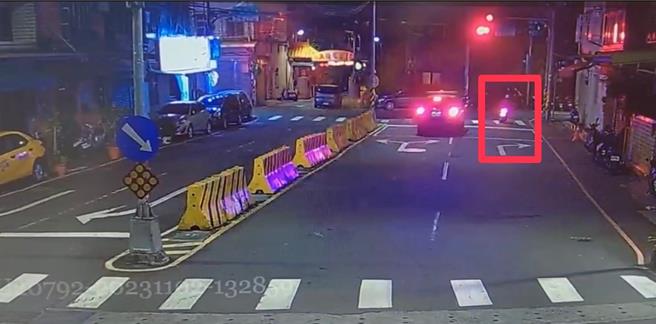 土城区金城派出所警员16日凌晨4时许巡逻勤务行经和城路二段时，发现林男骑乘机车行迹可疑便上前拦查。（新北市土城警分局提供／刘玮晴新北传真）