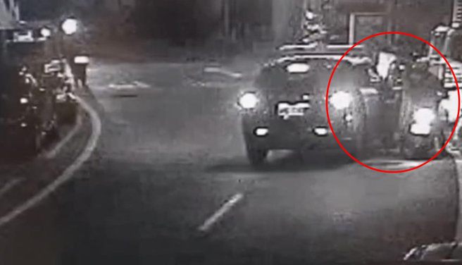 林男惊见警方拦查便加速逃逸，员警见状便尾随其后，最终于延吉街33号以车身阻挡该辆机车，立即上前控制林男。（新北市土城警分局提供／刘玮晴新北传真）