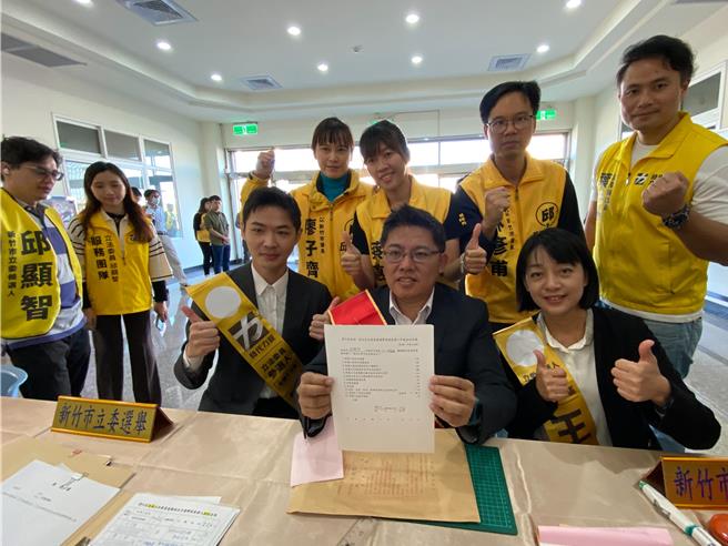 时代力量新竹市立委参选人邱显智（中）21日上午在党主席王婉谕（右）、不分区立委参选人宋国鼎（左）及党籍市议员、支持者的陪同下完成参选登记。（陈育贤摄）