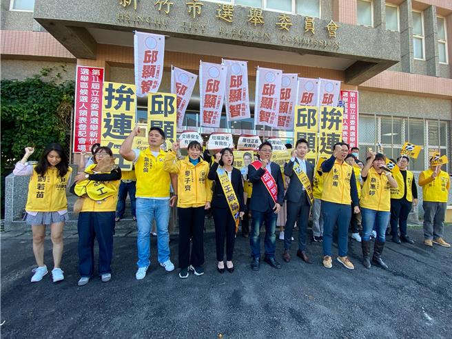 时代力量新竹市立委参选人邱显智（左六）21日上午完成参选登记。（陈育贤摄）