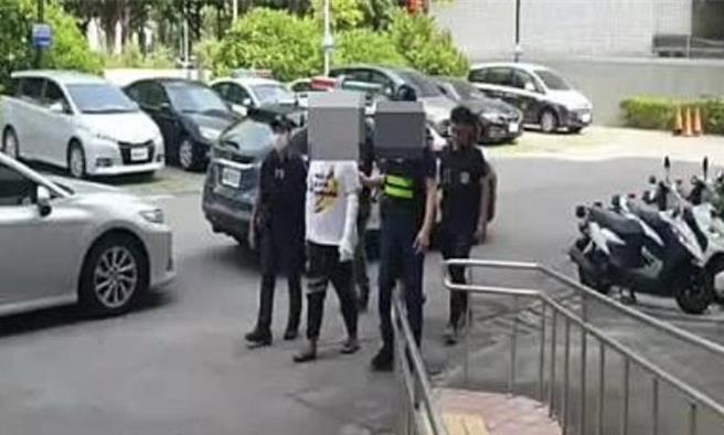 台中市第四警分局前的向心路旁在2023年7月24日发生一起火灾，黄男泼汽油纵火烧死杜姓友人，并烧毁1车，检方依杀人等罪将他起诉，21日移审台中地院。（警方提供／陈淑芬台中传真）