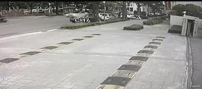 台中市第四警分局前的向心路旁在2023年7月24日发生一起火灾，黄男泼汽油纵火烧死杜姓友人，并烧毁1车，检方依杀人等罪将他起诉，21日移审台中地院。（警方提供／陈淑芬台中传真）