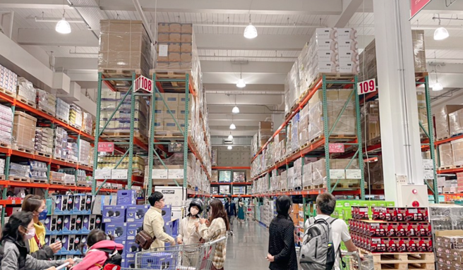 好市多黑色购物周今天是第2日，民眾抢买行李箱3件组，3C家电的买气大减。(好市多示意图，资料照)